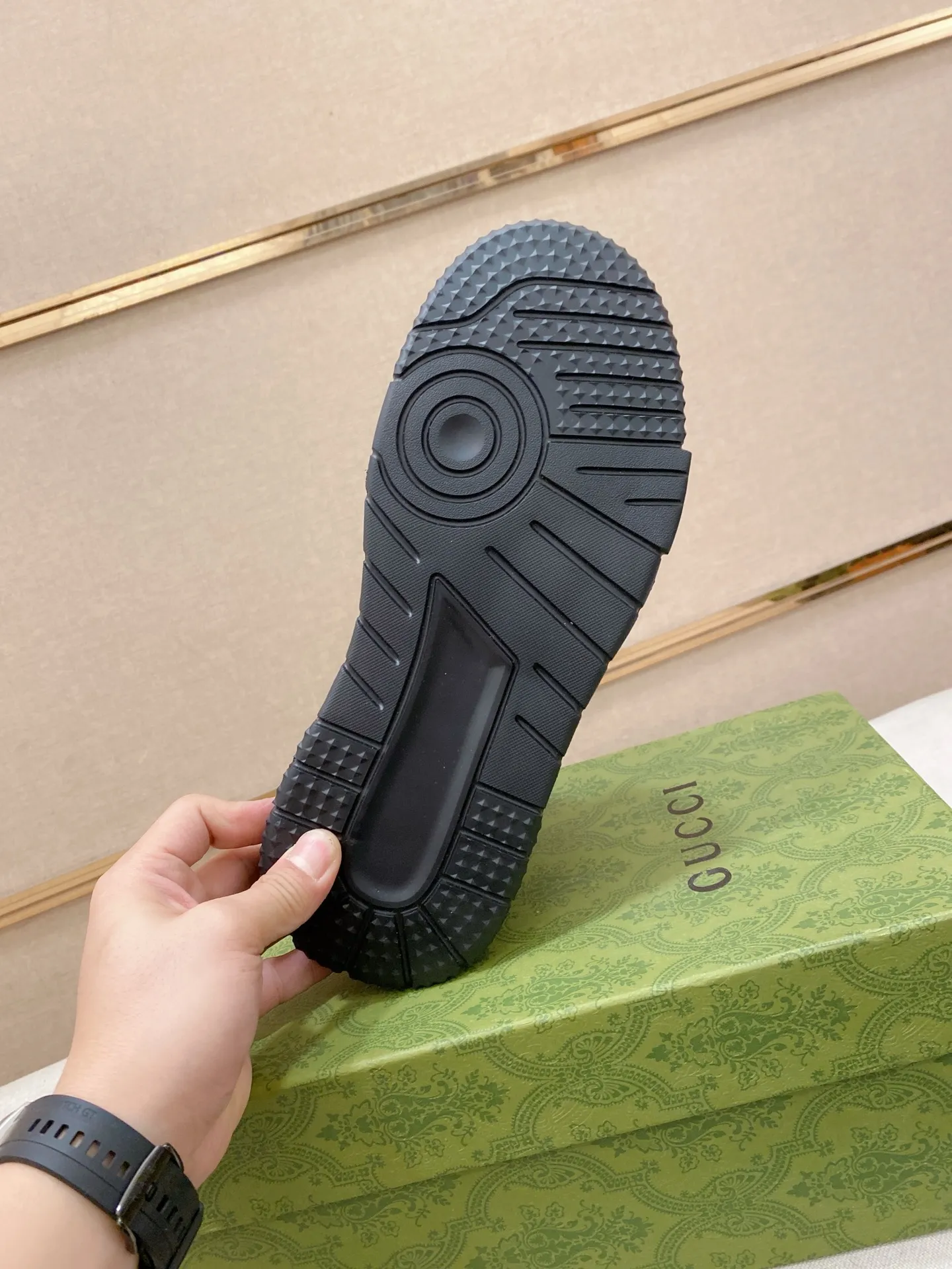 Factory price: 442💰 (GUCCI) The latest model from the official website🎁🎁Casual and fashionable men's shoes👟, hot style💥The style is simple and elegant, exclusive for trendy men. Unique official website's latest brand elements👑original Gucci decoration, fashionable and generous, the fabric is original cowhide ✅sheepskin lining, the official website specifies wear-resistant casual outsole, the classic model is taken in kind at the counter🎬38-44 (can be customized for 45 non-refundable)